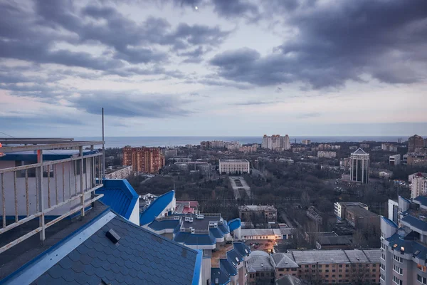 Красивий захід сонця в місті, незвичайні хмари, дивовижна природа, вид з даху — стокове фото