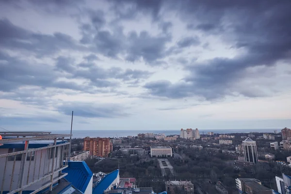 Şehir, gerçek dışı bulutlar, doğa, çatıya görünümünden inanılmaz güzel gün batımı