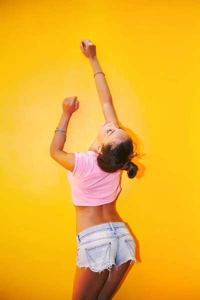 Mujer joven con estilo — Foto de Stock