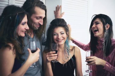 Boho stil arkadaşlar evde parti