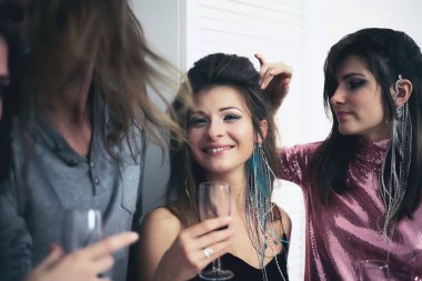 Boho stil arkadaşlar evde parti