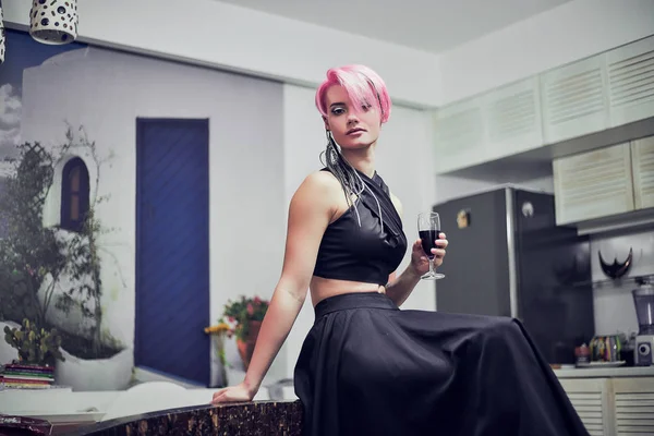 Prachtige vrouw met roze haren — Stockfoto