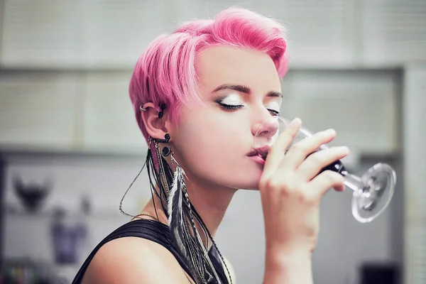 Preciosa mujer con cabello rosa — Foto de Stock