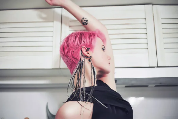 Preciosa mujer con cabello rosa — Foto de Stock