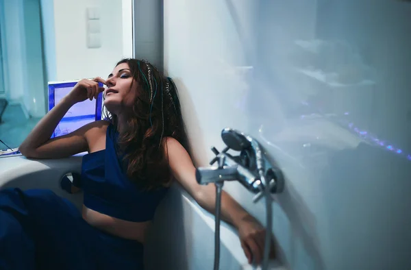 Flicka i en blå klänning i badrummet — Stockfoto