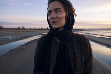 Kız bir ceket göl üzerinde yürüyor