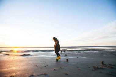 Kız bir ceket göl üzerinde yürüyor