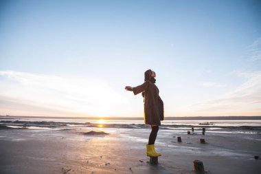 Kız bir ceket göl üzerinde yürüyor