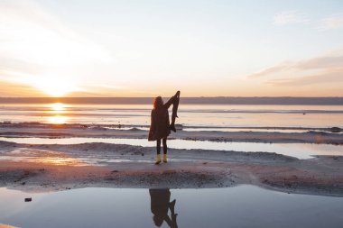Kız bir ceket göl üzerinde yürüyor