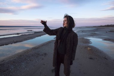 Kız bir ceket göl üzerinde yürüyor