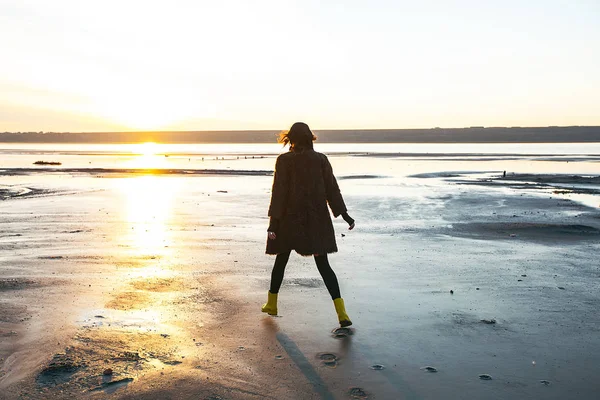 Κορίτσι σε μπότες βόλτες στη λίμνη — Φωτογραφία Αρχείου