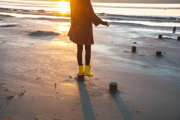 Chica en botas camina por el lago —  Fotos de Stock