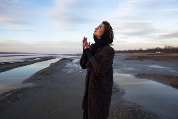 Fille dans un manteau marche sur le lac — Photo