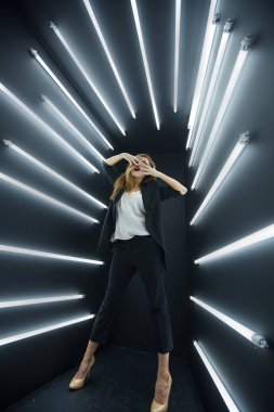 Titreşen floresan ışıkları içinde muhteşem bir kadın