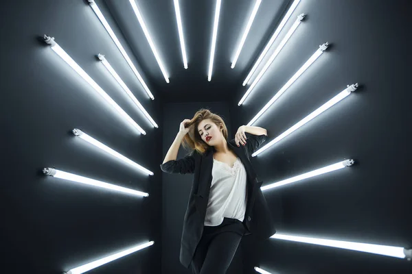 Gyönyörű nő villódzó fluoreszkáló lámpák — Stock Fotó