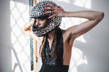 Kask içinde poz hipster genç kız