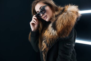 Hipster genç kız duvardan poz güneş gözlüğü