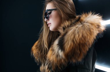 Hipster genç kız duvardan poz güneş gözlüğü