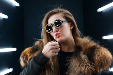 Hipster genç kız duvardan poz güneş gözlüğü