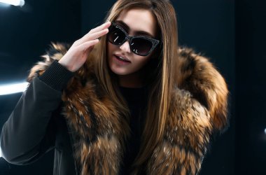 Hipster genç kız duvardan poz güneş gözlüğü