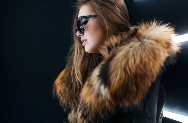 Hipster Teenie-Mädchen mit Sonnenbrille posiert über Mauer — Stockfoto