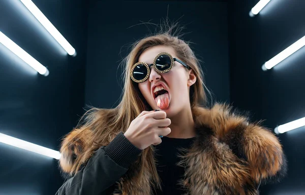 Hipster adolescente chica en gafas de sol posando sobre la pared — Foto de Stock