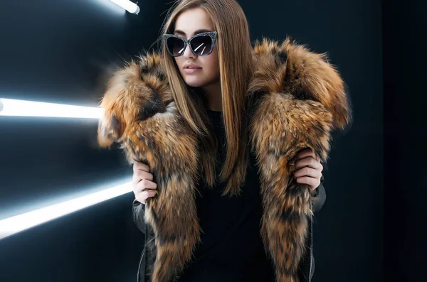 Hipster tiener meisje in zonnebril poseren over muur — Stockfoto