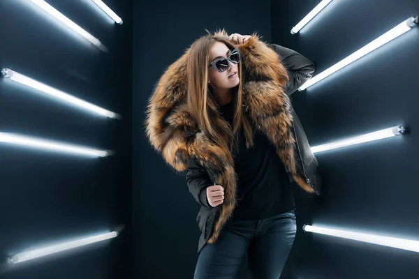 Hipster adolescente chica en gafas de sol posando sobre la pared — Foto de Stock