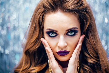 Seksi iç çamaşırı ve çorap moda glamour model kız stüdyoda poz, kıvırcık saç modeli ile kaba kadın, makyaj, cilt bakım vücut kremi, fitness modeli, güzel tan ile kız, güzel abs ve kalça