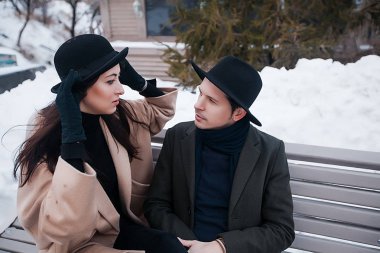 kız bankta oturan adam bakıyor