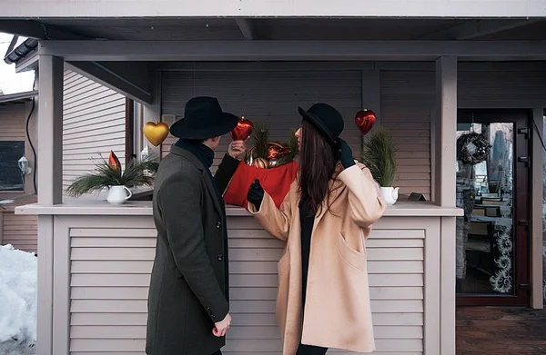 Chica mirando al hombre con bola en la mano — Foto de Stock