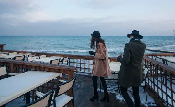 Romantik par stående på havet terrass — Stockfoto