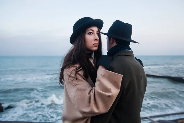Deniz terasında kucaklayan romantizm çift — Stok fotoğraf