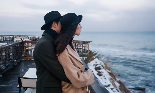 Hombre abrazando esposa de pie en la terraza —  Fotos de Stock