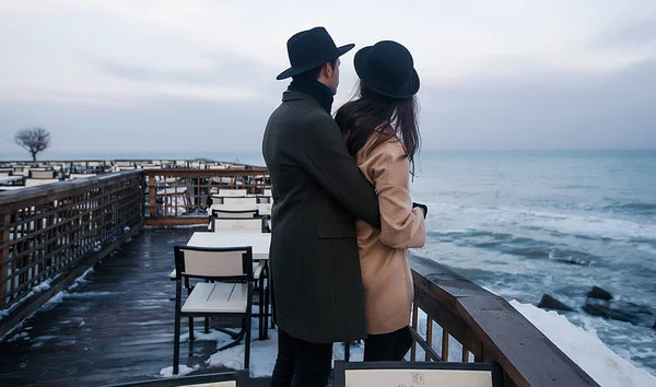 Mannen omfamnande fru stående på terrass — Stockfoto