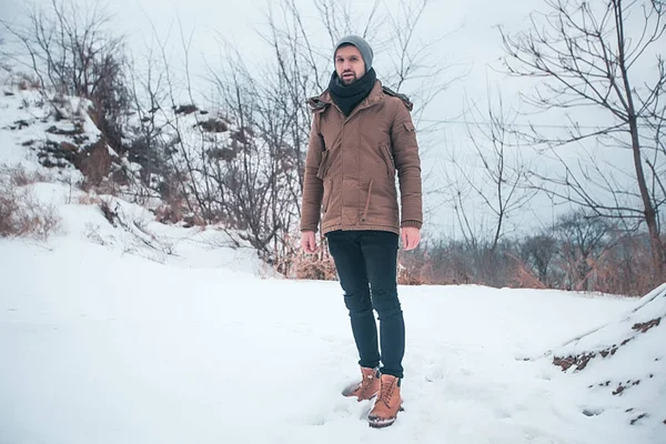 Homem no parque de inverno — Fotografia de Stock