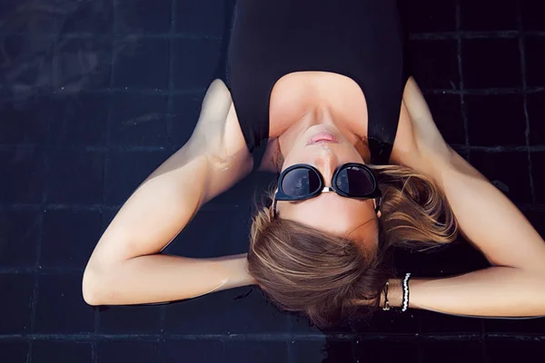 Menina sexy em biquíni mostra seus trajes de banho elegantes se divertindo, desfrutar de fim de semana, fêmea na praia, acessório de verão, loja, menina na festa na praia, corpo slim fit, corpo perfeito, moda lingerie, hipster, óculos de sol — Fotografia de Stock