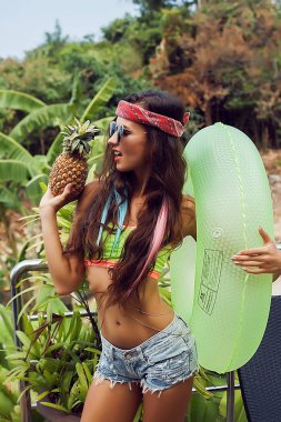 ananas ve kauçuk halka tutan kız