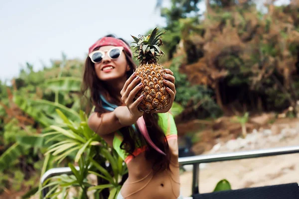 パイナップルを持って笑顔の女の子 — ストック写真