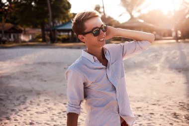 genç adam bir tropikal plaj