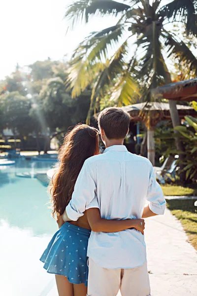 Felice giovane coppia romantica — Foto Stock