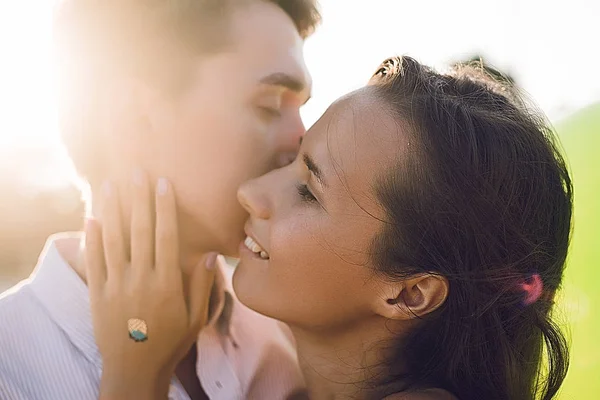 Glückliches junges romantisches Paar verliebt — Stockfoto