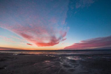 Adada tropikal bölge içinde mor bulutlar ile muhteşem gün batımı
