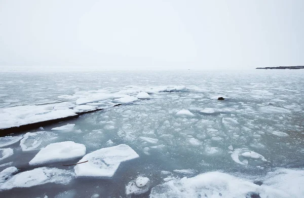 Zimą zamarznięte morze. — Zdjęcie stockowe