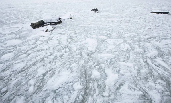 Bevroren zee in de winter. — Stockfoto