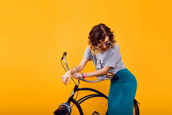 Jonge vrouw met retro fiets — Stockfoto