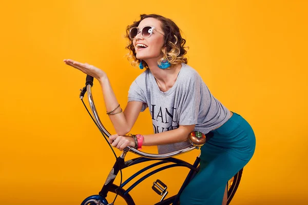 Mujer joven con bicicleta retro —  Fotos de Stock