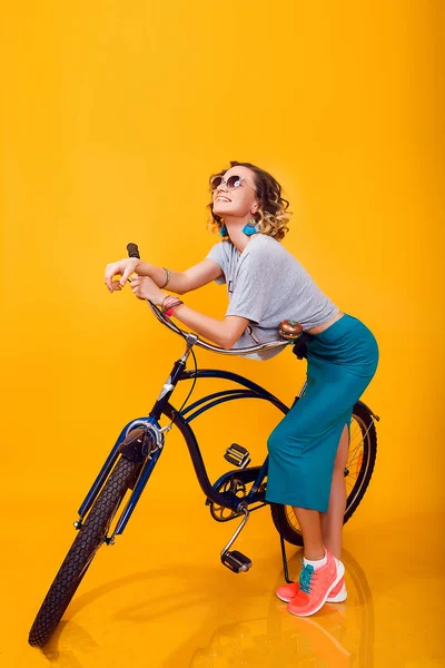 Jonge vrouw met retro fiets — Stockfoto