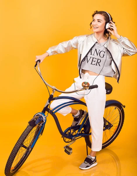 Mujer joven con bicicleta retro — Foto de Stock
