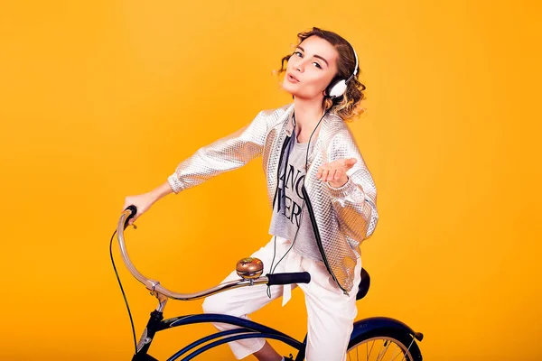 Mujer joven con bicicleta retro —  Fotos de Stock